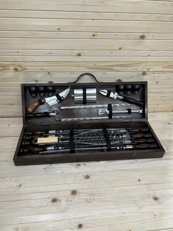 Подарочный набор шампуров с аксессуарами для шашлыка в деревянном кейсе 