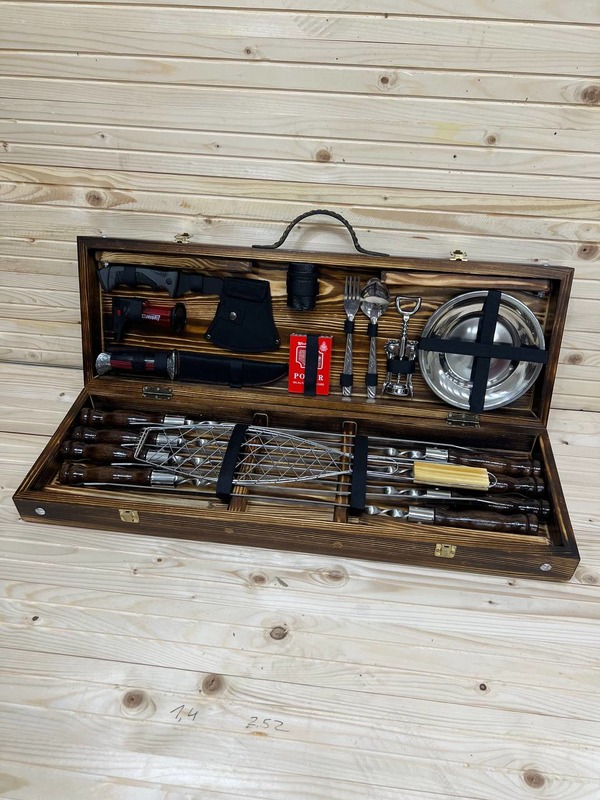 Подарочный набор шампуров с аксессуарами в деревянном кейсе-столом 