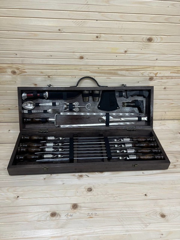 Подарочный набор шампуров с аксессуарами в деревянном кейсе 