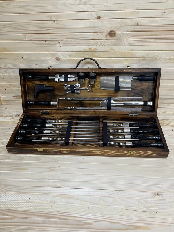  Набор шампуров с аксессуарами для пикника в подарочном деревянном кейсе 