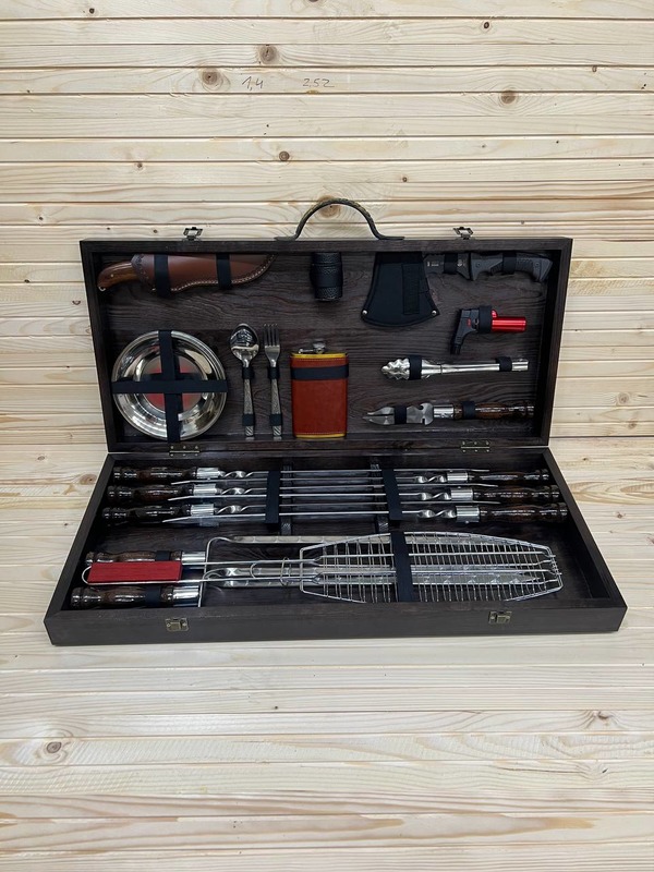  Набор шампуров с аксессуарами в подарочном деревянном кейсе 