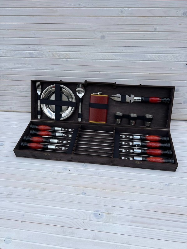 Подарочный набор шампуров с аксессуарами 33 предмета для шашлыка в деревянном кейсе 